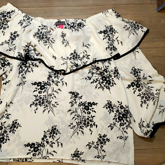 Vince Camuto off the shoulder blouse. Medi… - Picture 2 of 4